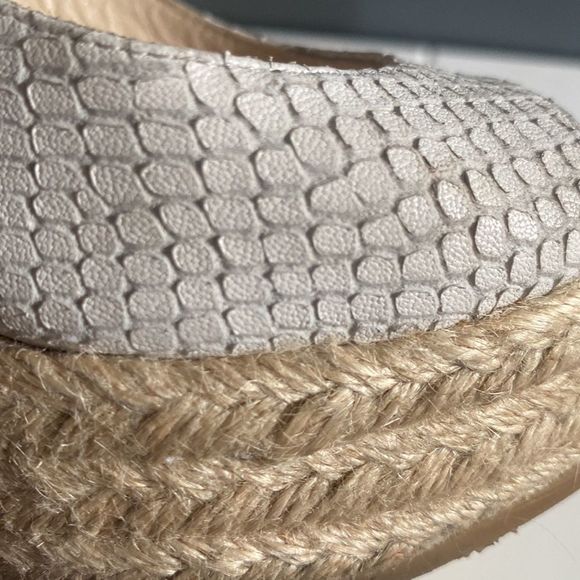 Jimmy Choo White Faux Snakeskin Sling Back Peep Toe Wedge - Picture 10 of 11